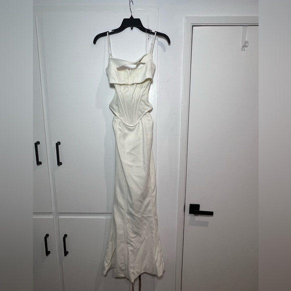 HOUSE OF CB PALOMA CORSET MAXI DRESS - Picture 9 of 10